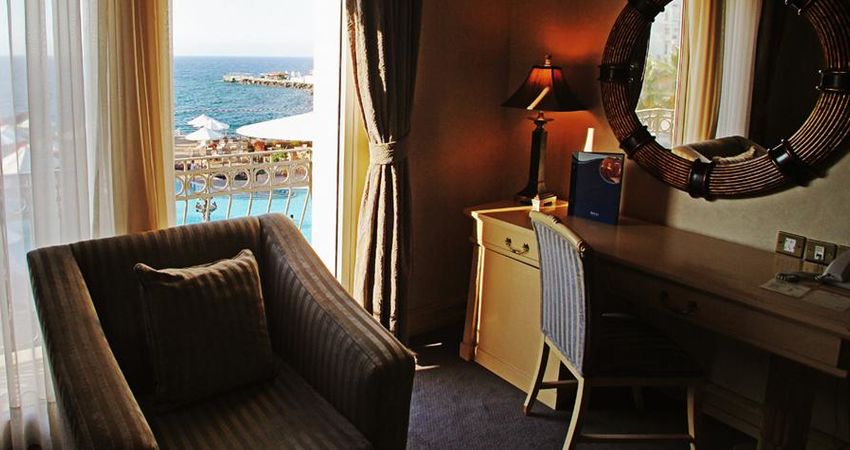 ROCKS HOTEL